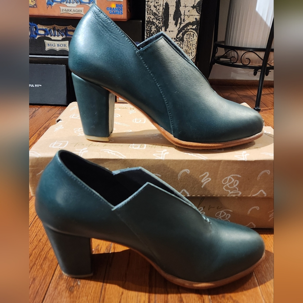 Bali ELF handmade women's green leather shoe boots, new